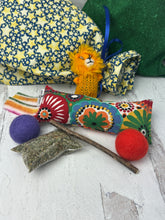 Load image into Gallery viewer, Catnip Toys Gift Set with Re-usable Fabric Bag