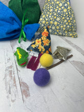 Load image into Gallery viewer, Catnip Toys Gift Set with Re-usable Fabric Bag
