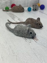 Load image into Gallery viewer, Cat Toy Felted Mouse with Catnip Pellets and Felted Balls &quot;House Mouse Gift Set&quot;
