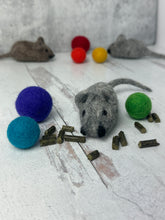 Load image into Gallery viewer, Cat Toy Felted Mouse with Catnip Pellets and Felted Balls &quot;House Mouse Gift Set&quot;
