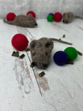 Load image into Gallery viewer, Cat Toy Felted Mouse with Catnip Pellets and Felted Balls "House Mouse Gift Set"
